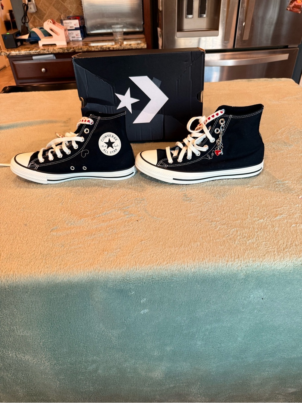 Converse Valentine’s Day Chuck Taylor All Star Hi Hearts Women’s 9.5 NIB - Picture 2 of 14
